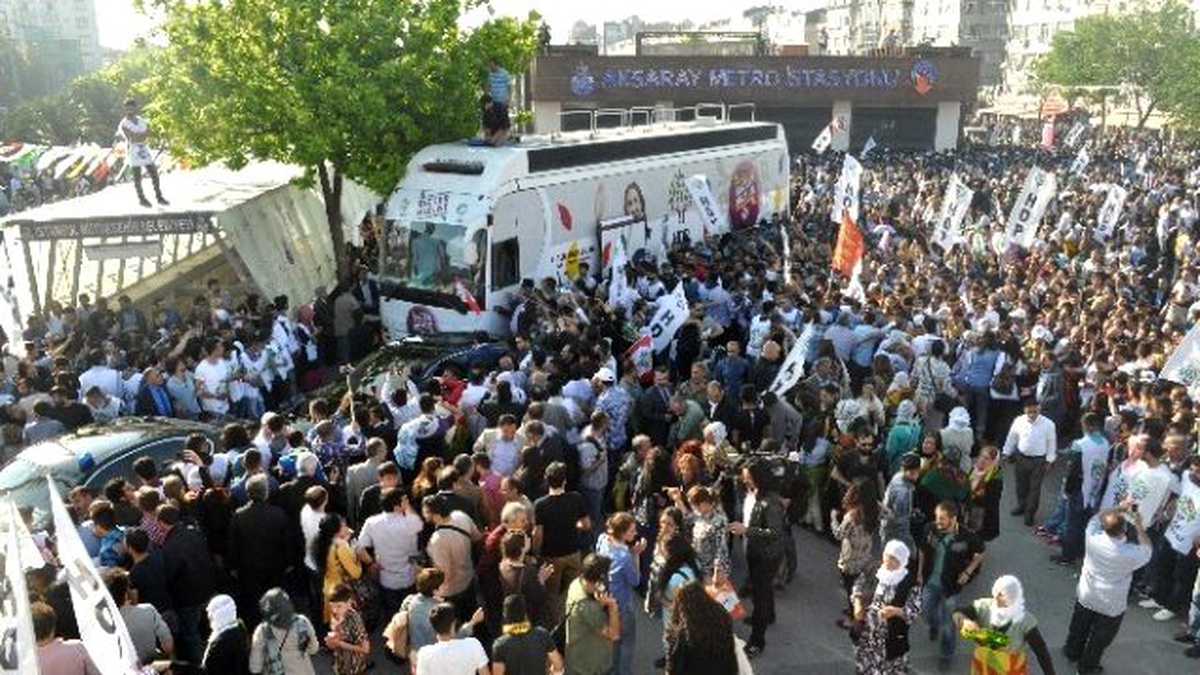 Selahattin Demirtaş\'dan Erdoğan\'a \'Canlı Yayında Tartışalım\' Teklifi