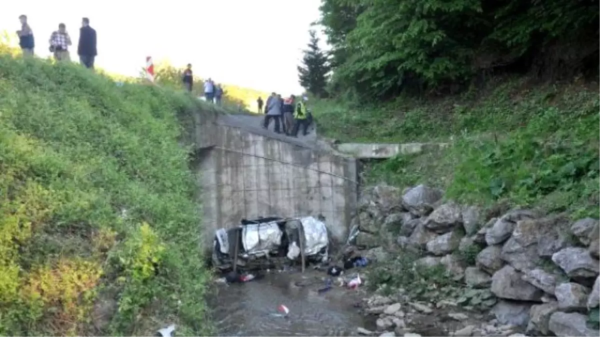 Takla Atan Otomobil Dereye Uçtu: 2 Ölü, 2 Yaralı