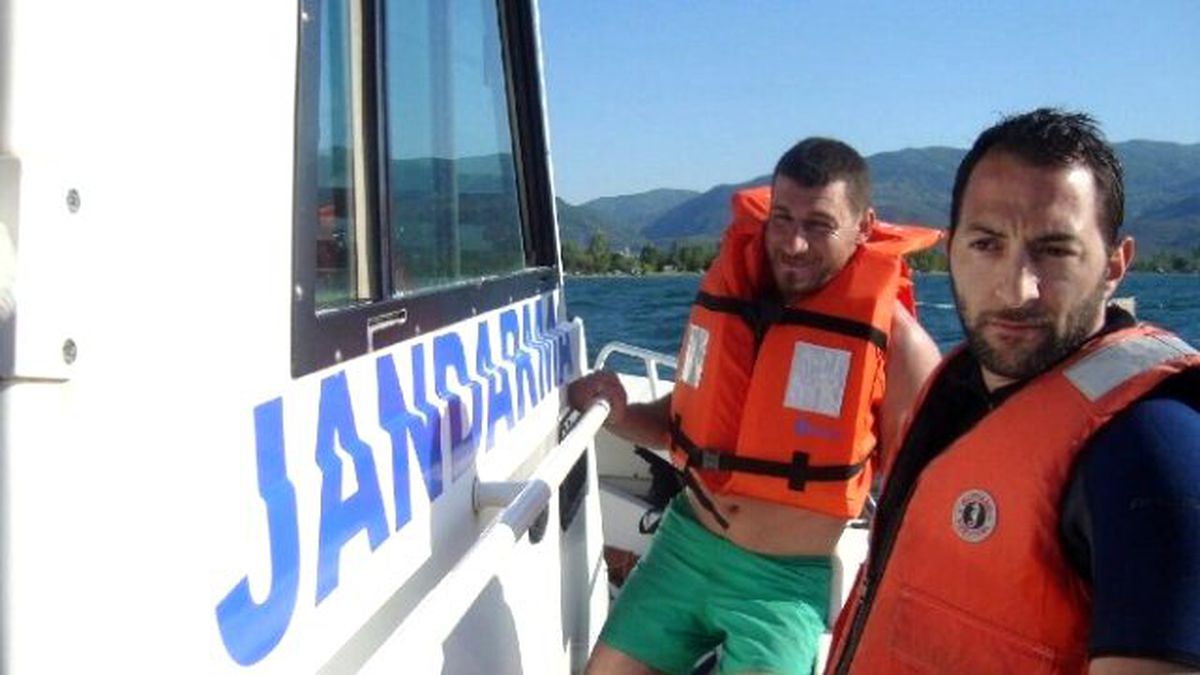 Tekneleri Alabora Olan Gençleri Jandarma Kurtardı