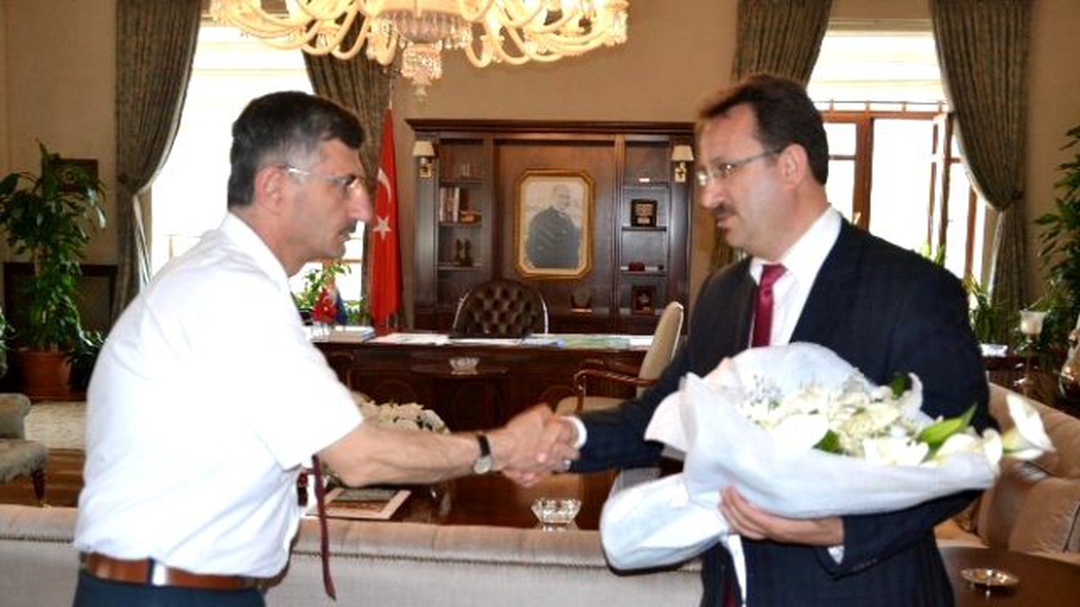 Vakıflar Bölge Müdürü Kenan İba, Vali Bektaş\'ı Ziyaret Etti