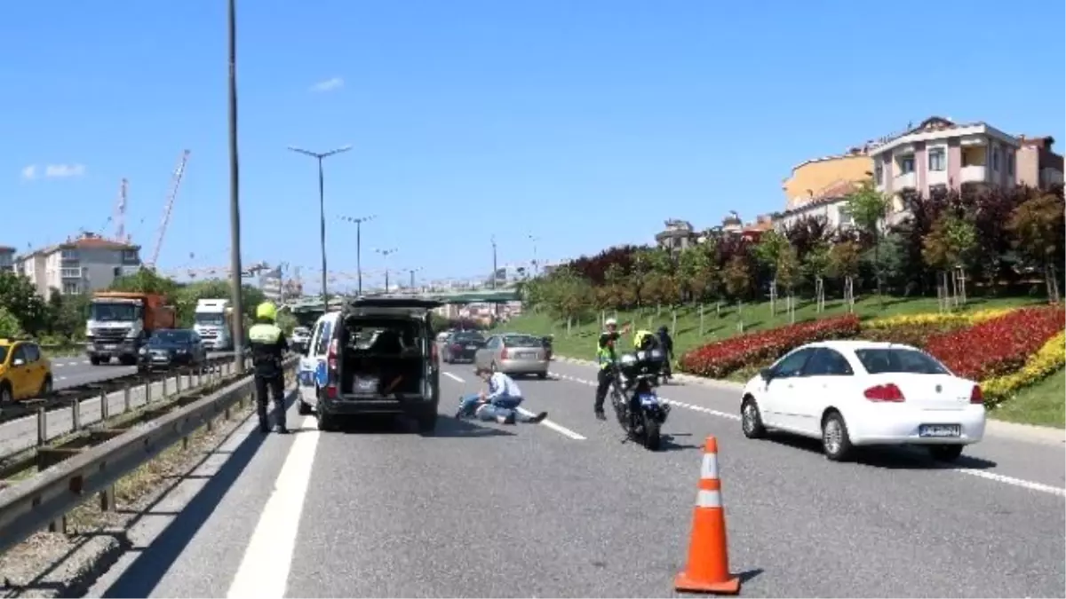 Yanından Geçen Aracın Aynasına Çarpınca Kendini Yerde Buldu