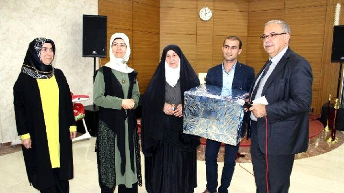 Yatalak Evladına 12 Yıldır Bakan Anne Yılın Annesi Seçildi