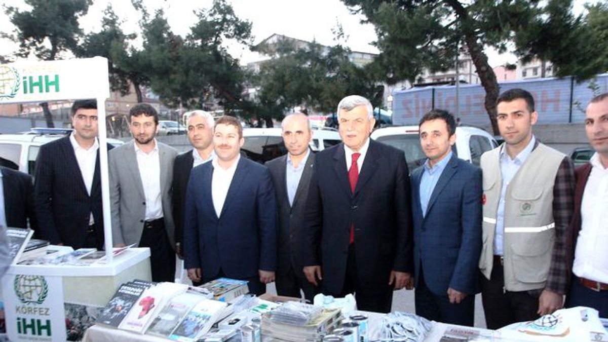 Yetim Gülerse Dünya Güler