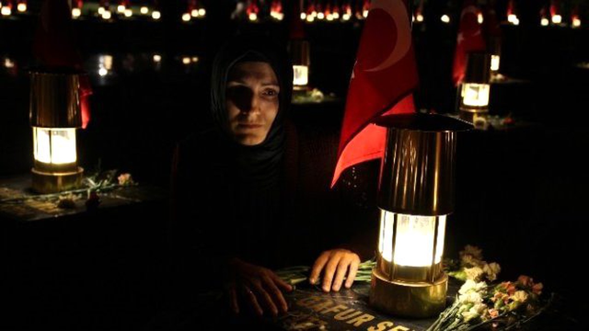 Acının Başkentini Madenci Fenerleri Aydınlattı