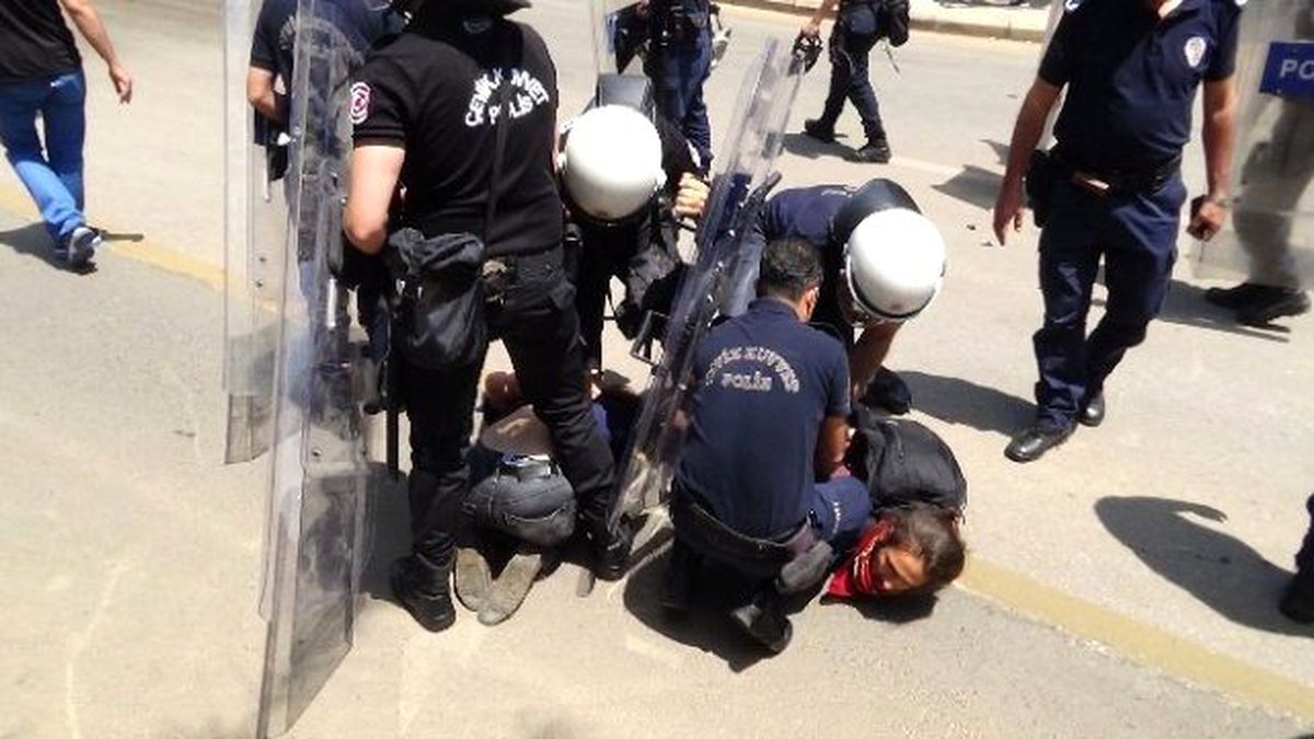 Antalya\'da Soma Eylemine Polis Müdahalesi