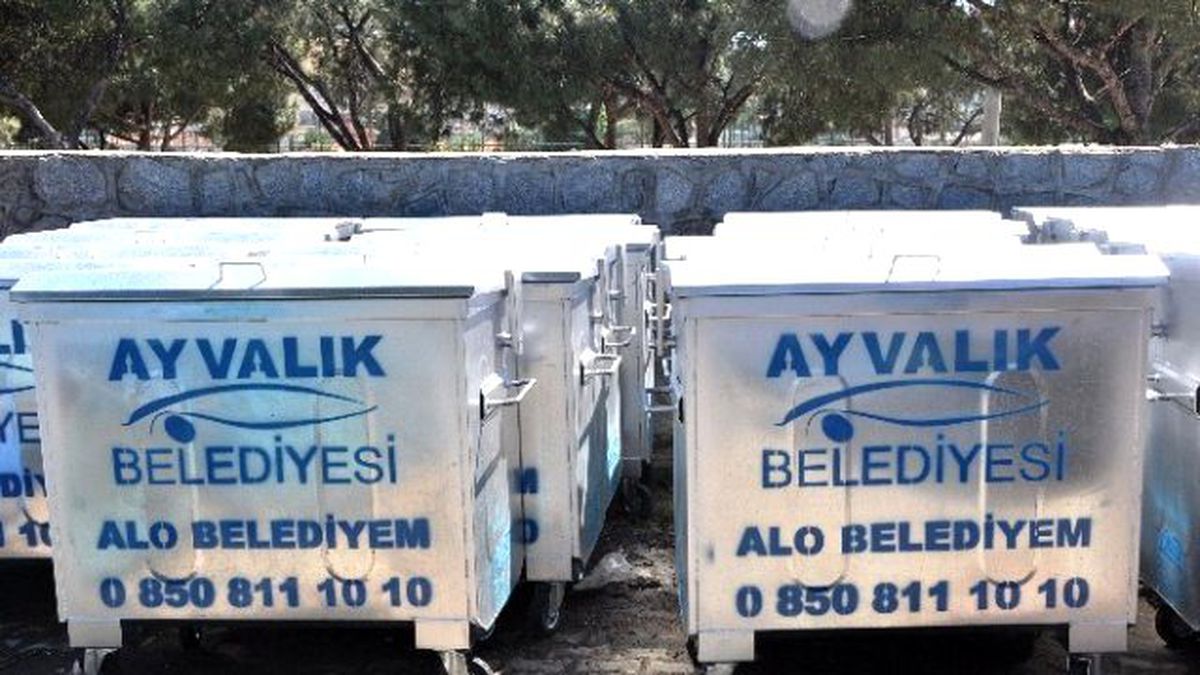 Ayvalık\'a Yeni Çöp Konteynırları