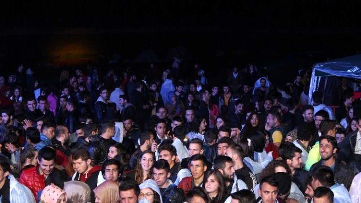 Bahar Şenlikleri\'nin 2. Gününde Beyza Durmaz Rüzgarı