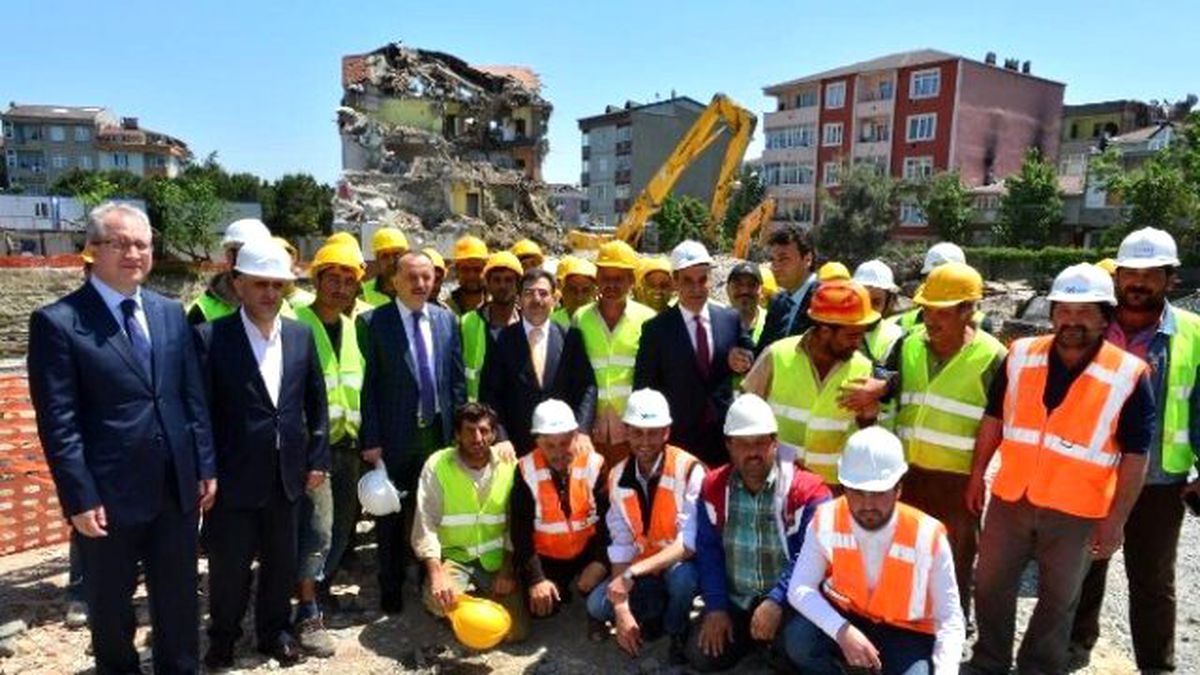 Bakan Güllüce, Bağcılar\'daki Kentsel Dönüşüm Alanlarını İnceledi