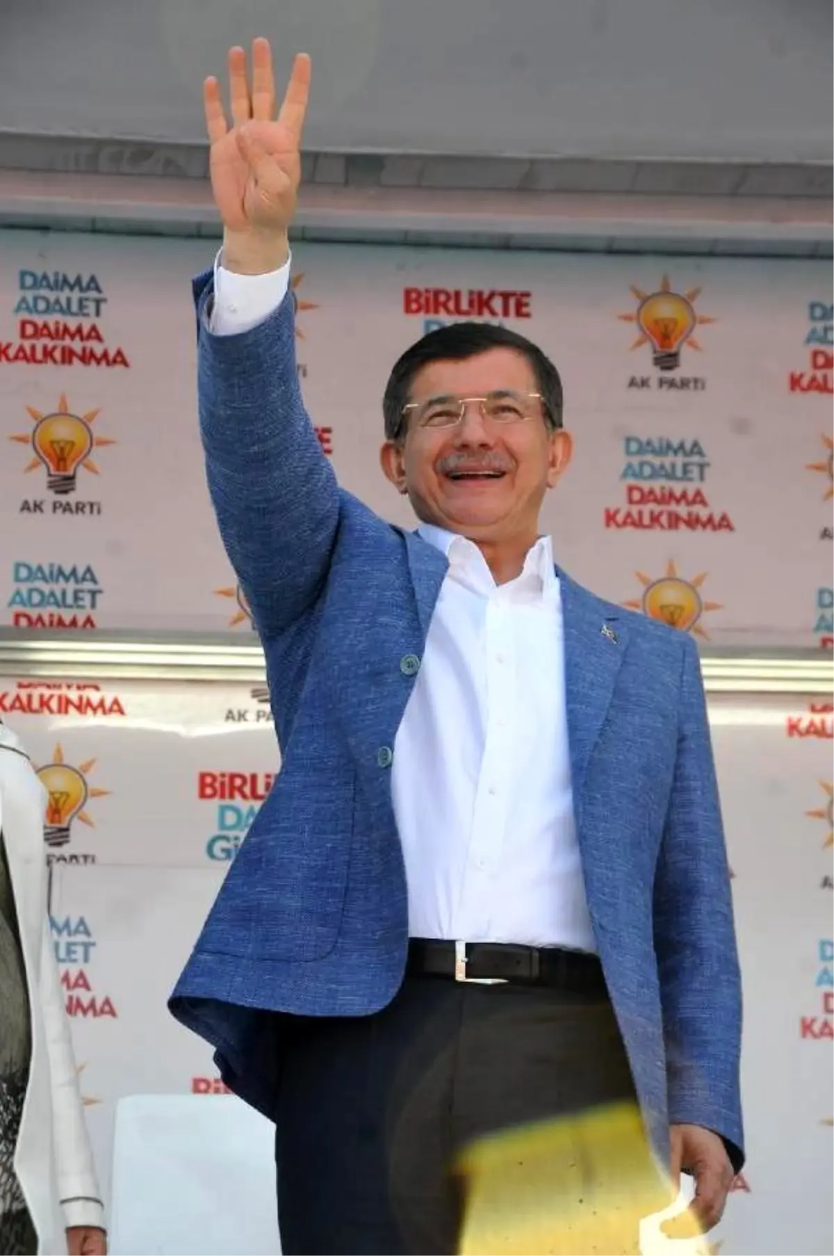 Başbakan Davutoğlu: Cumhurbaşkanımıza Kimse Dil Uzatamaz