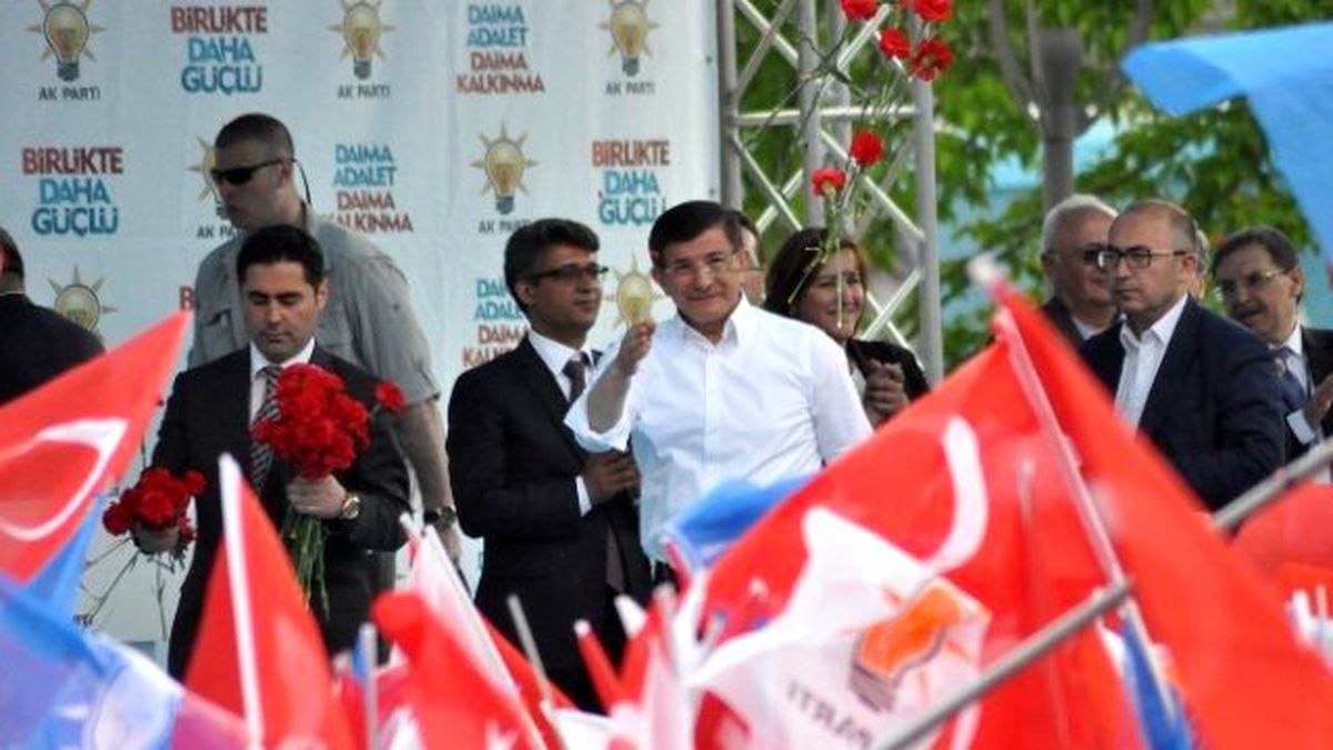Başbakan Davutoğlu, Uşak\'tan Ayrıldı