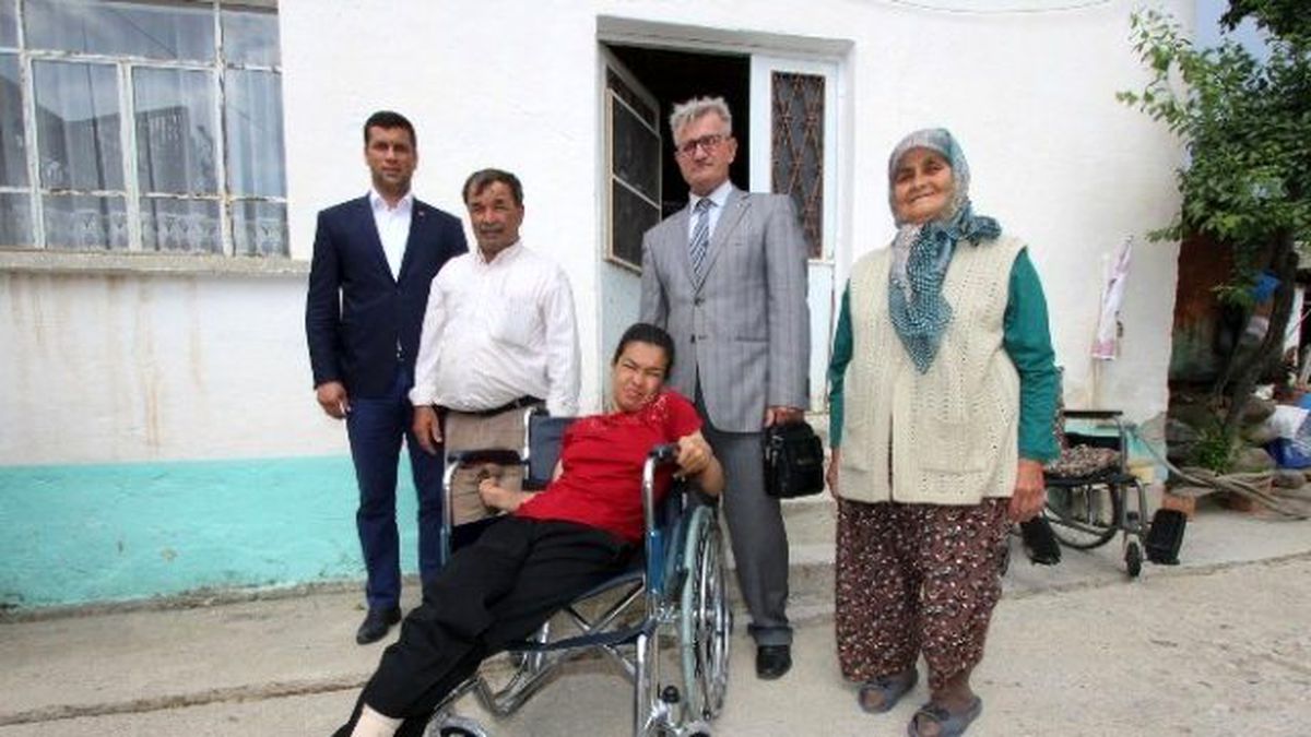 Başkan Yaralı\'dan Engelli Kıza Tekerlekli Sandalye