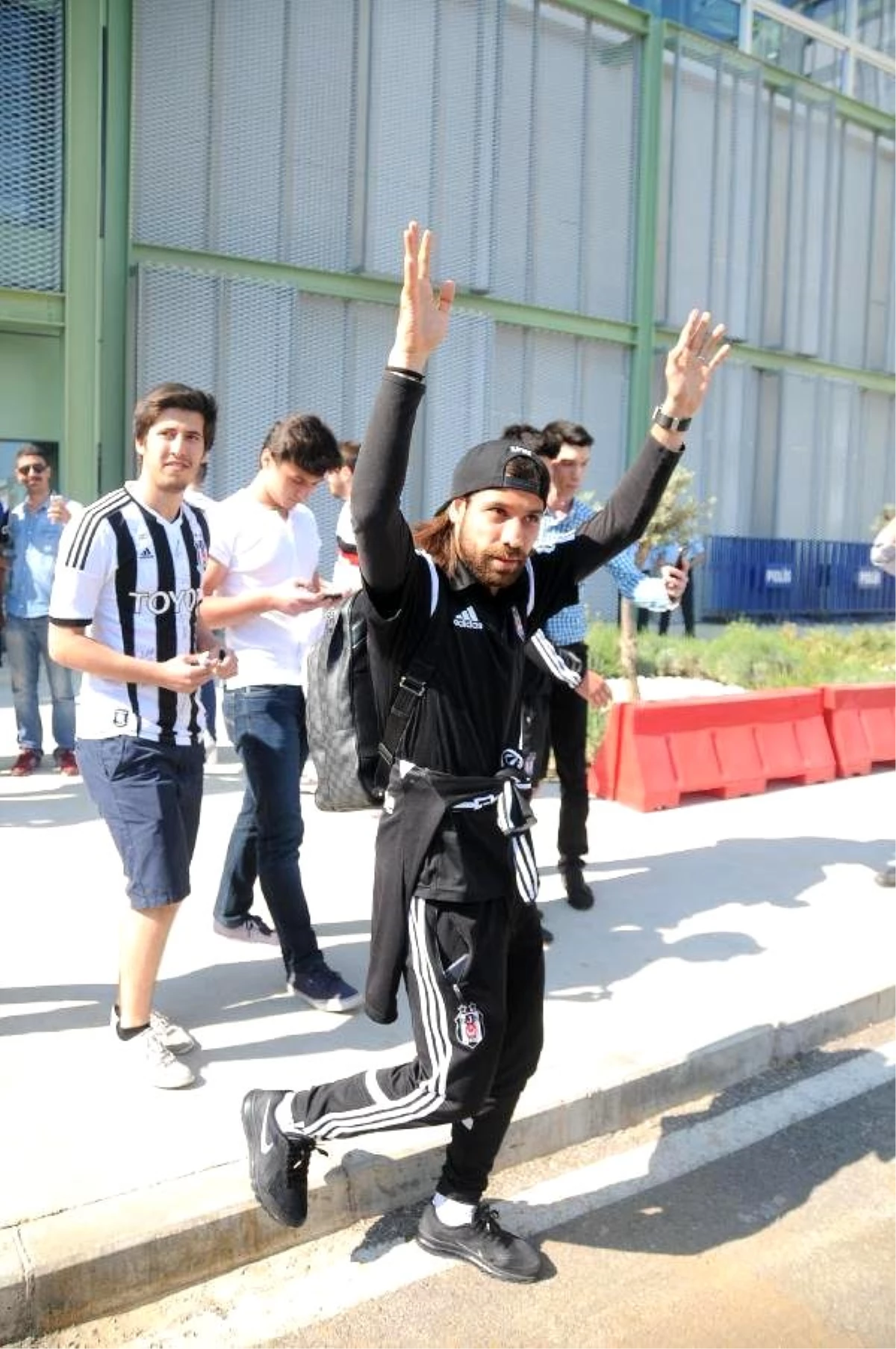 Beşiktaş\'a İzmir\'de Coşkulu Karşılama