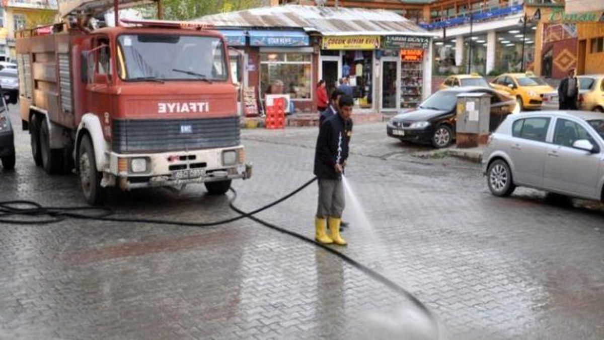 Bulanık\'ta Cadde ve Sokaklar Yıkandı