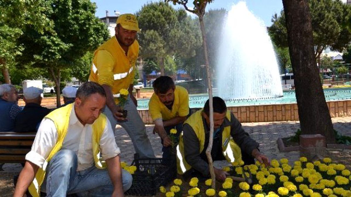 Büyükşehir, Nazilli\'deki Parkları Çiçeklendiriyor