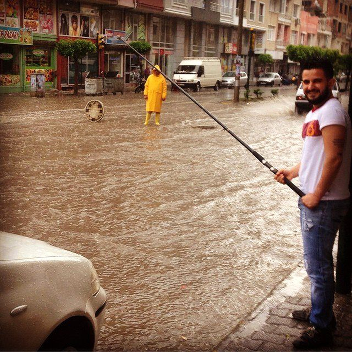 Cadde ve Sokakları Su Bastı, Tepki İçin Suya Olta Attı