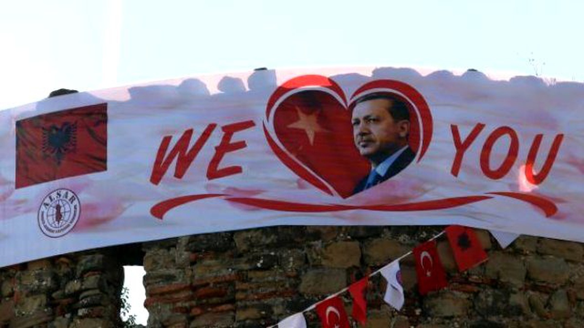 Cumhurbaşkanı Erdoğan ve Eşi Dinlediği Şiirde Gözyaşı Döktü