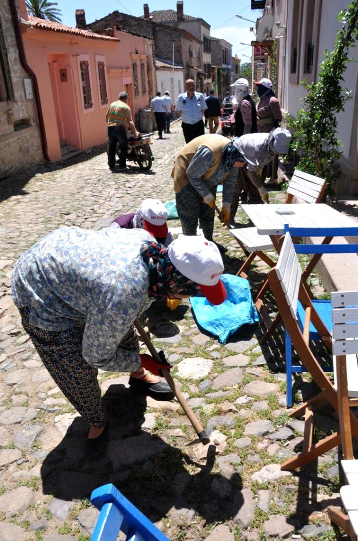 Cunda Sokaklarına Kadın Eli Değdi
