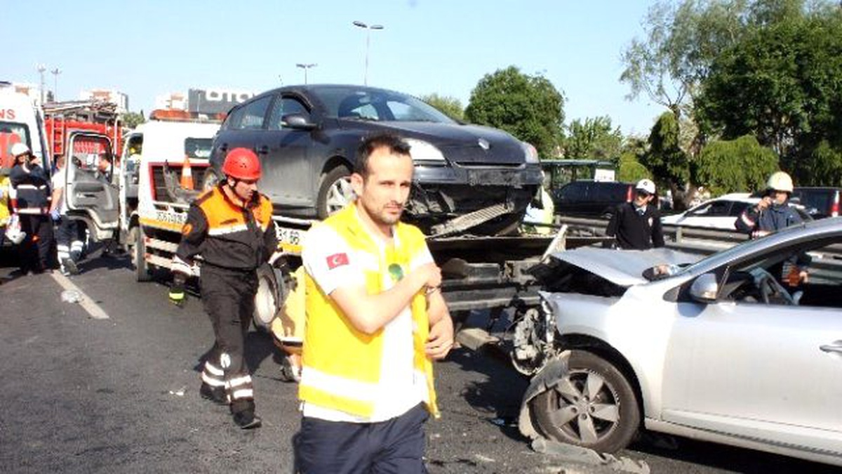 Direksiyon Hakimiyetini Kaybeden Sürücü Metrobüs Bariyerine Çarptı: 1 Yaralı