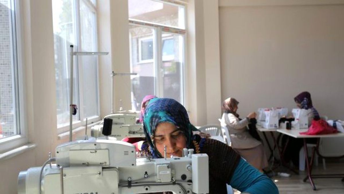 Düz Dikiş ve Dikiş Makinesi Operatörlüğü\'ne Katılan Kursiyerler İlk Tasarımlarını Kendi Yaptı