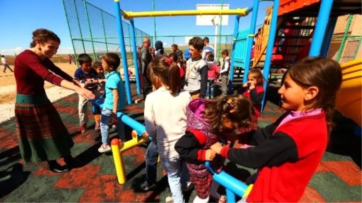 Edremit Belediyesi'nden 7 Mahalleye Çocuk Oyun Alanı