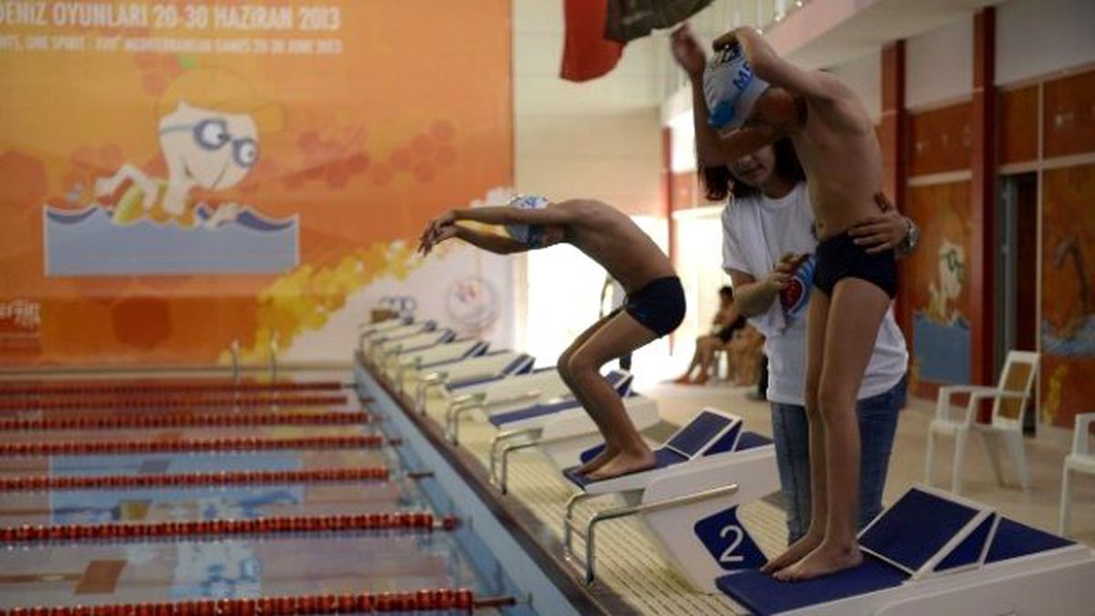 Engelli Sporcular Yüzme Yarışmasında Mücadele Etti
