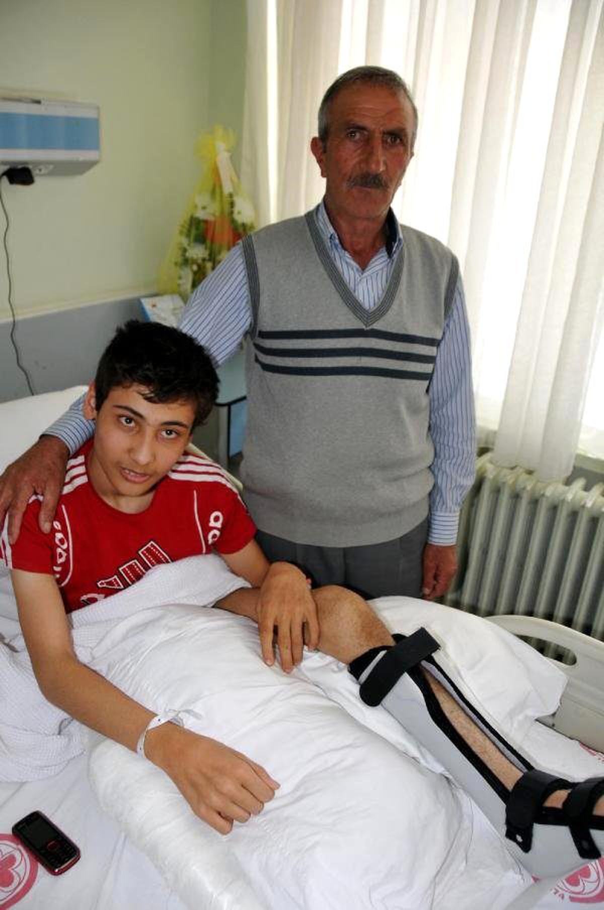 Engelli Torununu Büyütüp, Yürümesi İçin Ameliyat Ettirdi