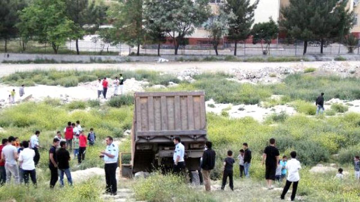 Freni Boşalarak Arazide Duran Kamyonun Şoförü Yaralandı