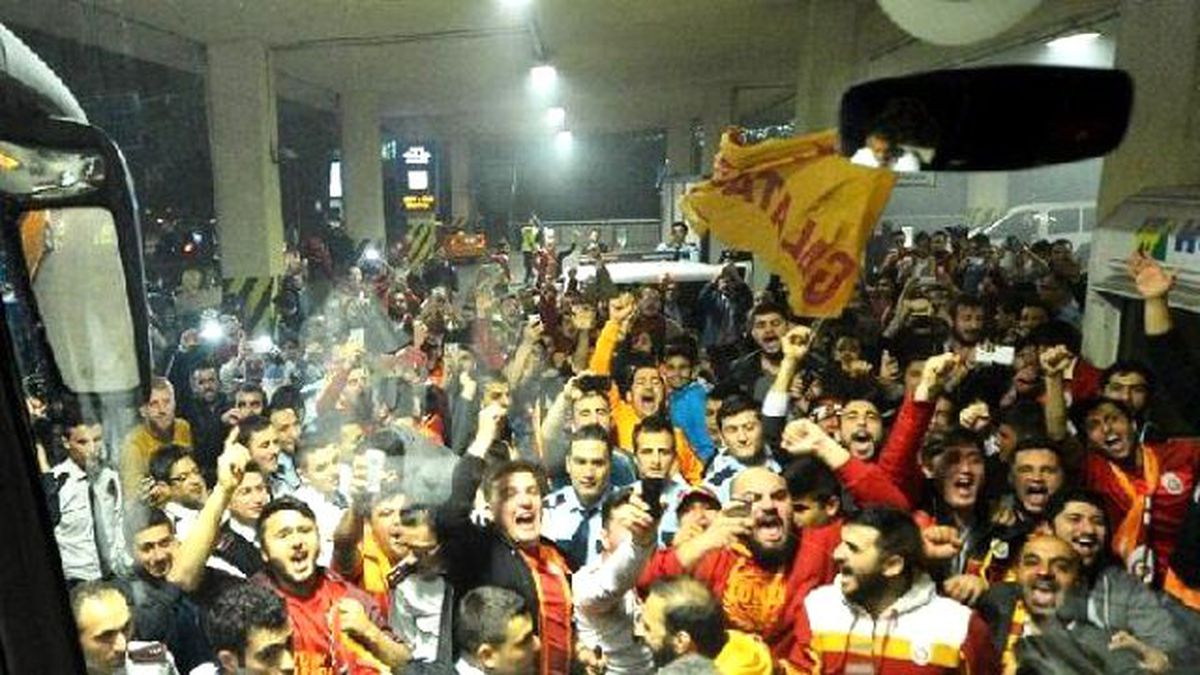 Galatasaray "Şampiyon" Gibi Karşılandı