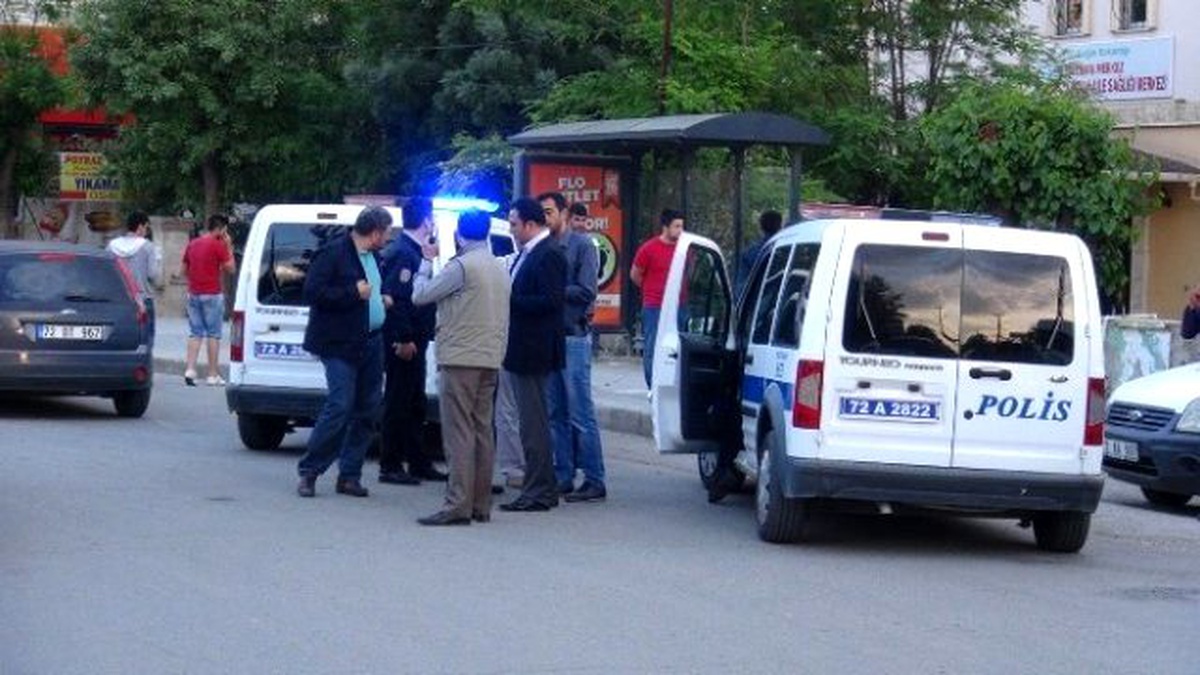 Genç Kızın Boğazına Bıçak Dayanan Şahsı Polis Etkisiz Hale Getirdi