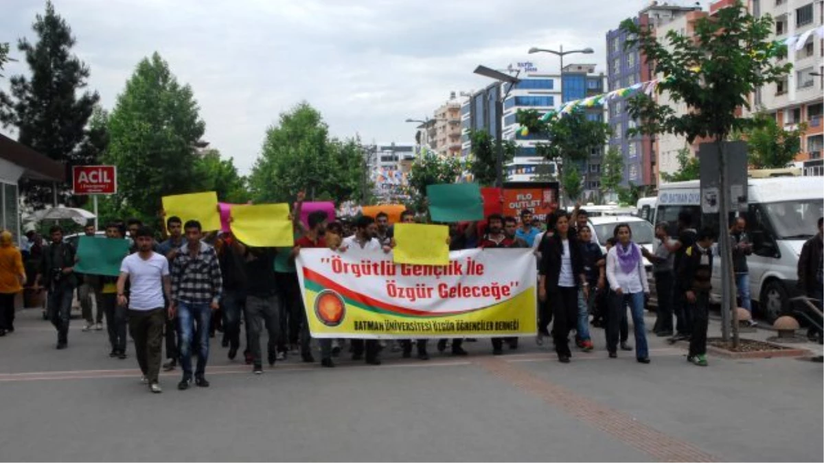 HDP\'li Vekil, Üniversiteli Öğrencilerle Yürüyüşe Katıldı
