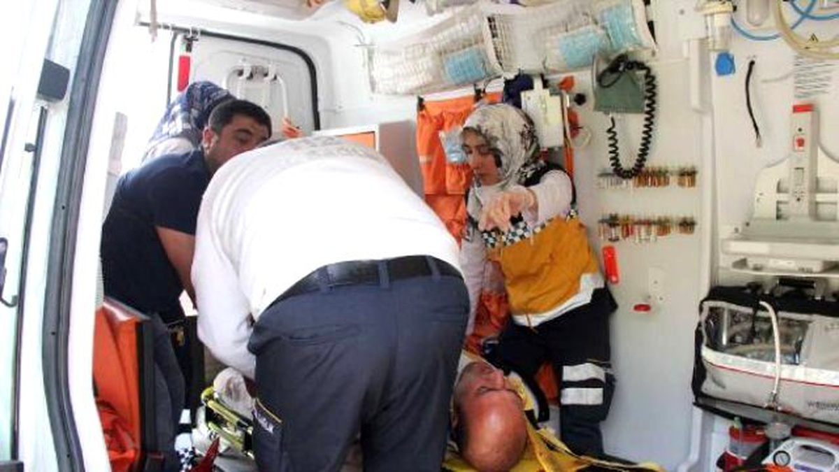 Kamyona Çarpan Motosikletteki Polis Memuru Yaralandı