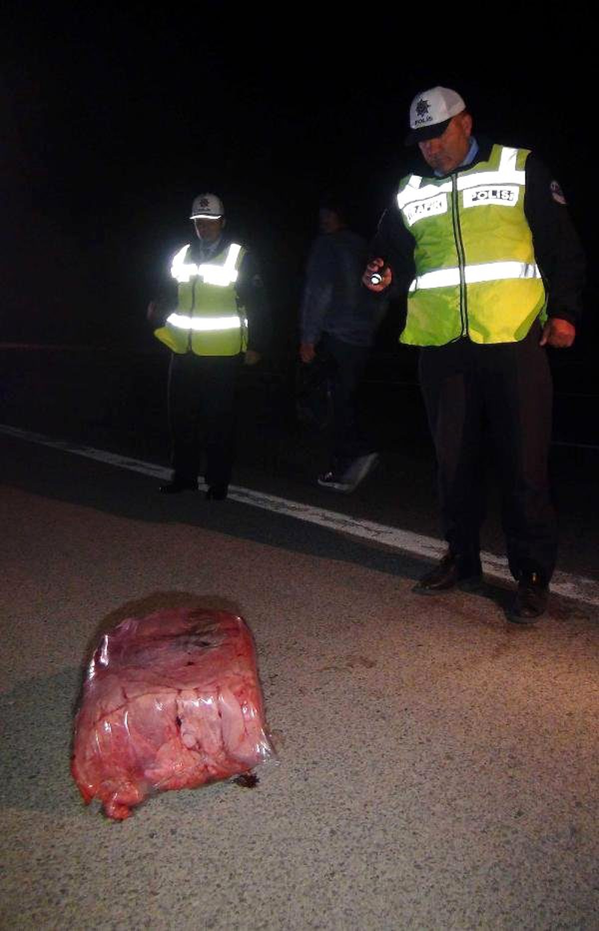 Kamyondan Yola Düşen Donmuş Et Polisi Harekete Geçirdi