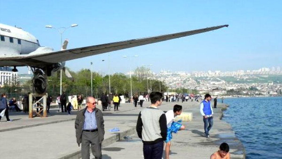 Kanadı Tramplen Olan Uçak Sahilden Uzaklaştırılacak