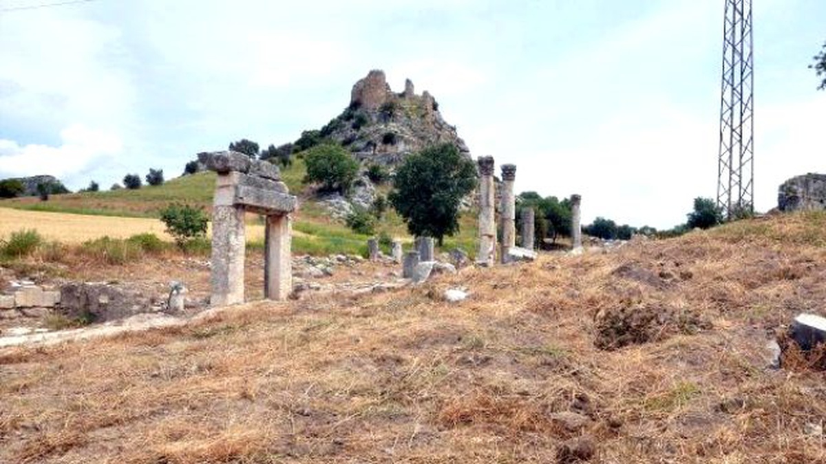 Kastabala Antik Kenti\'nde Kaçak Kazı Yapıp Tarihi Eserleri Tahrip Ettiler