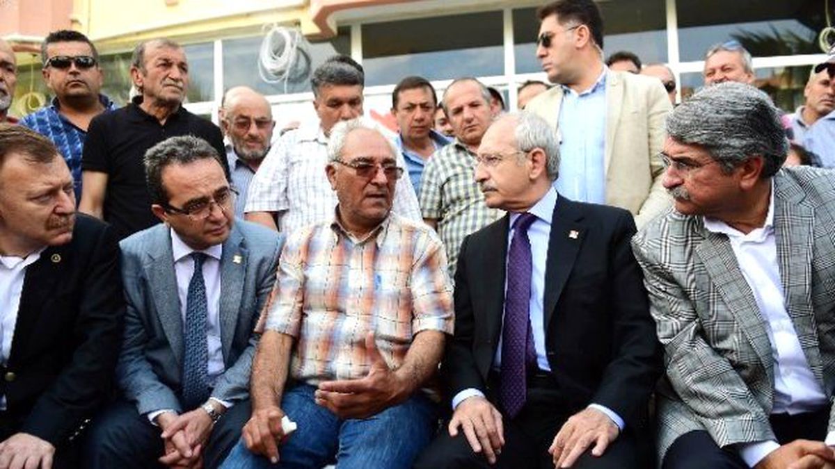 Kılıçdaroğlu Saldırıda Ölen Kaptanın Ailesini Ziyaret Etti
