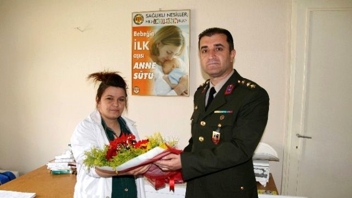 Kulu\'da Jandarmadan Hemşirelere Çiçek