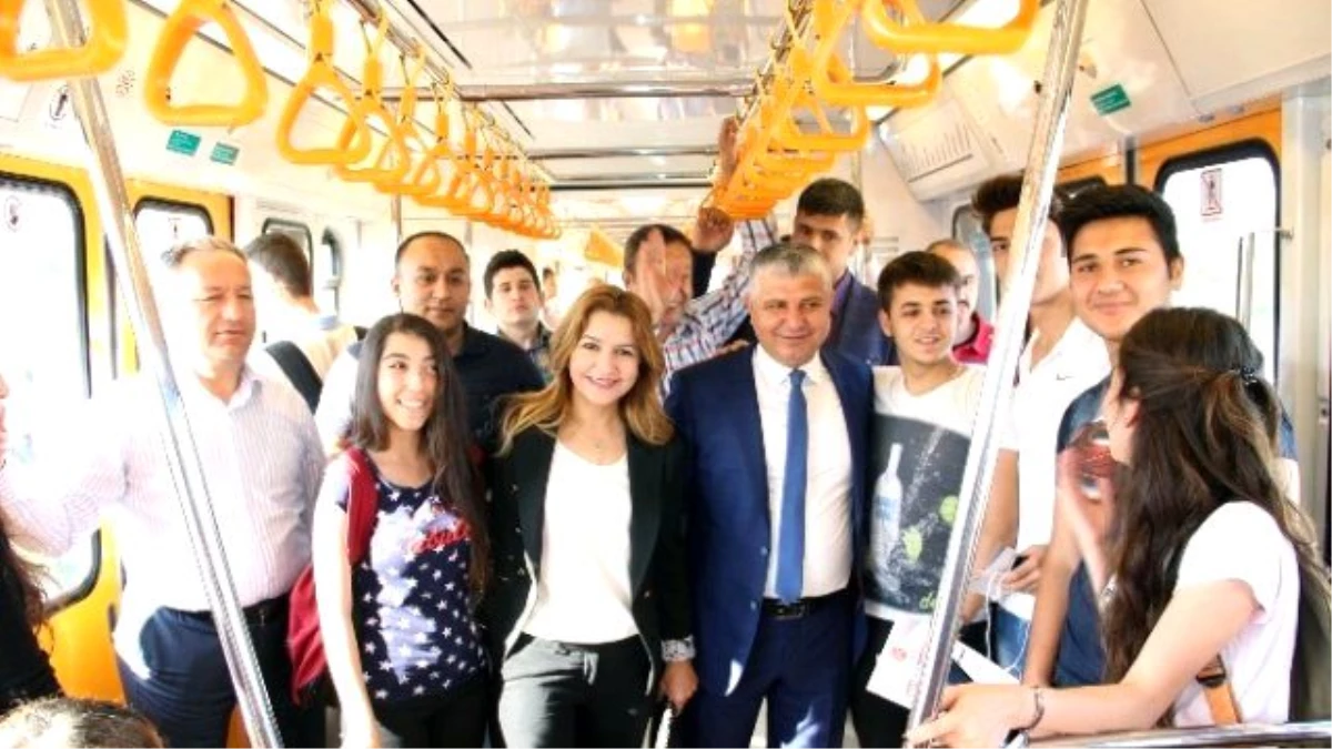 MHP\'li Yılmaz Metroya Bindi, Oy İstedi