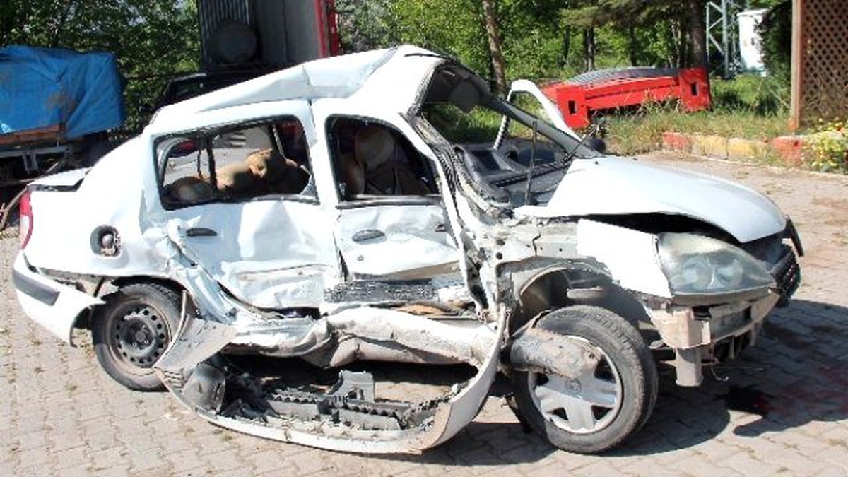 Minibüsün Otomobile Çarpma Anı Kameraya Yansıdı