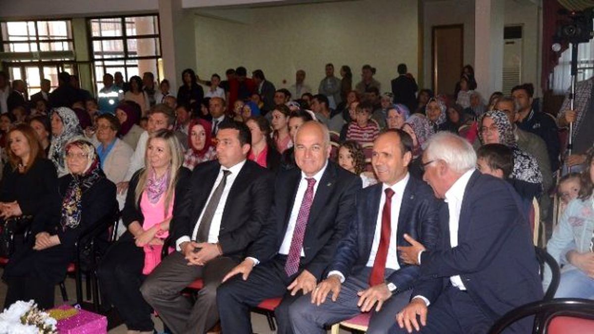 Miniklerden Annelerine Özel Gösteriler