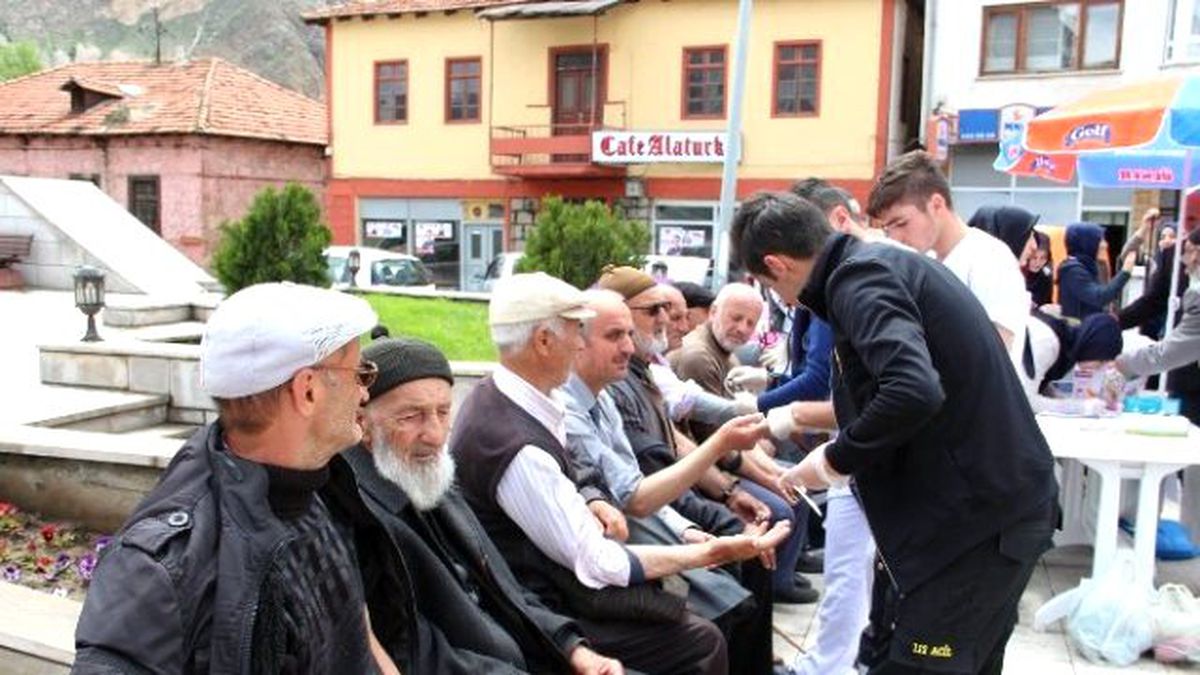 Oltu\'da Öğrencilerden Hemşireler Günü Etkinliği
