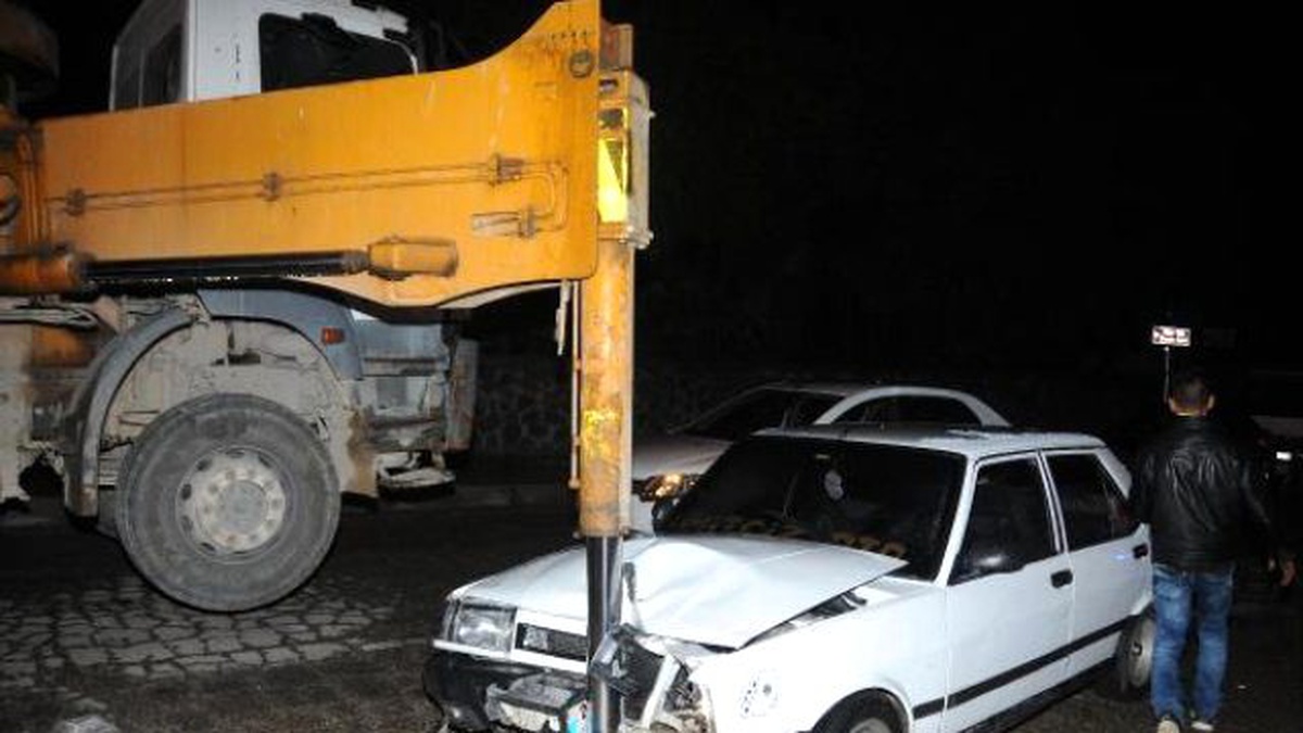 Otomobil Beton Mikserine Çarptı: 1 Yaralı