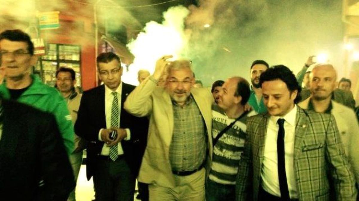 Recep Bölükbaşı\'na Meşaleli Karşılama