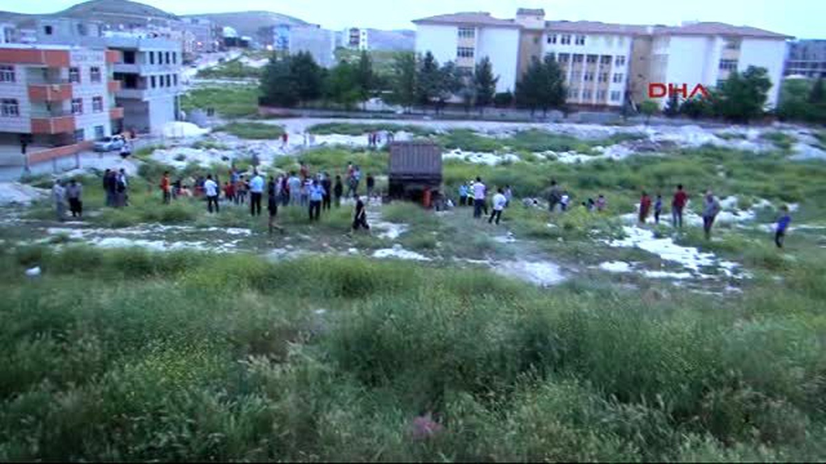 Şanlıurfa -Freni Boşalarak Arazide Duran Kamyonun Şoförü Yaralandı