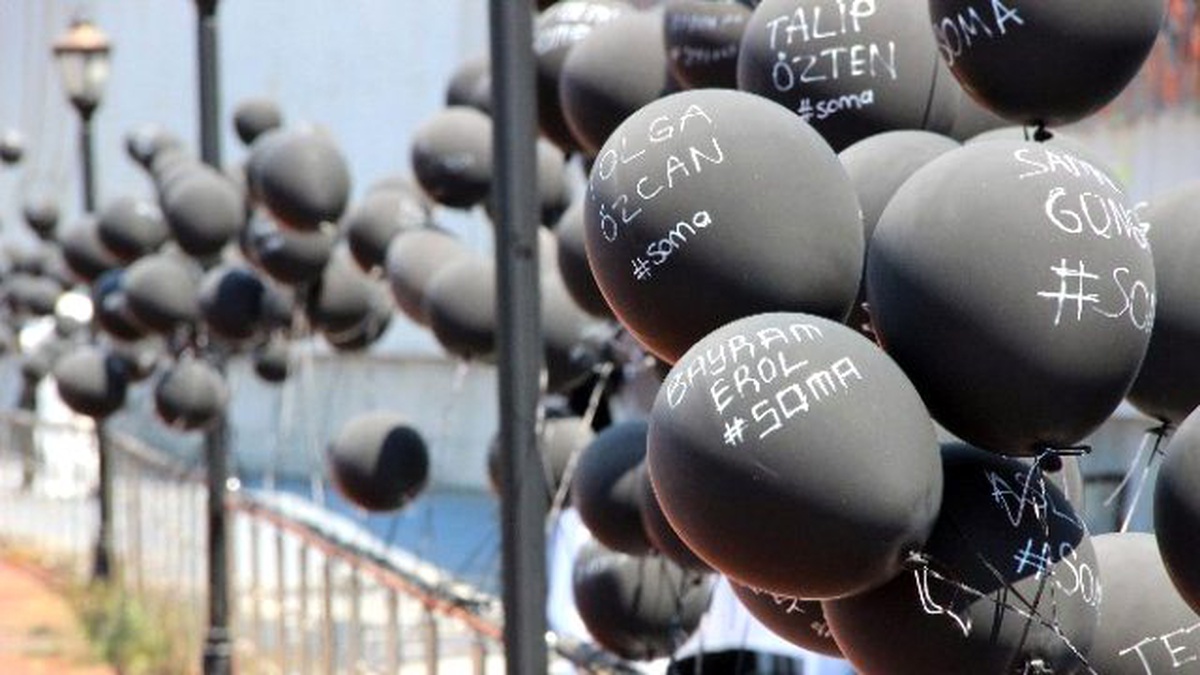Soma Faciasının Yıldönümü; 301 Madenci İçin 301 Siyah Balon