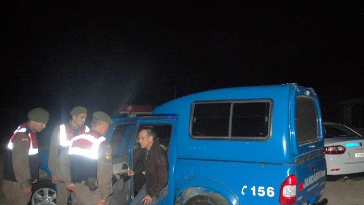 Uçuruma Giden Otomobilden Son Anda Atladı