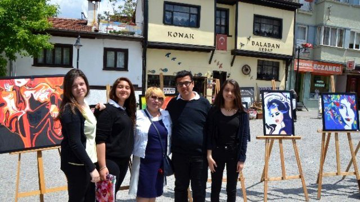 Yaptıkları Resimlerle Meydanı Renklendirdiler