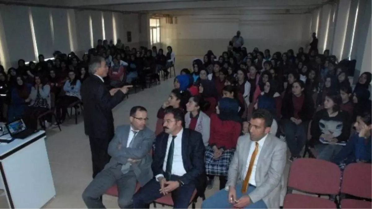 Yazar Kavaklı Öğrencilerle Bir Araya Geldi