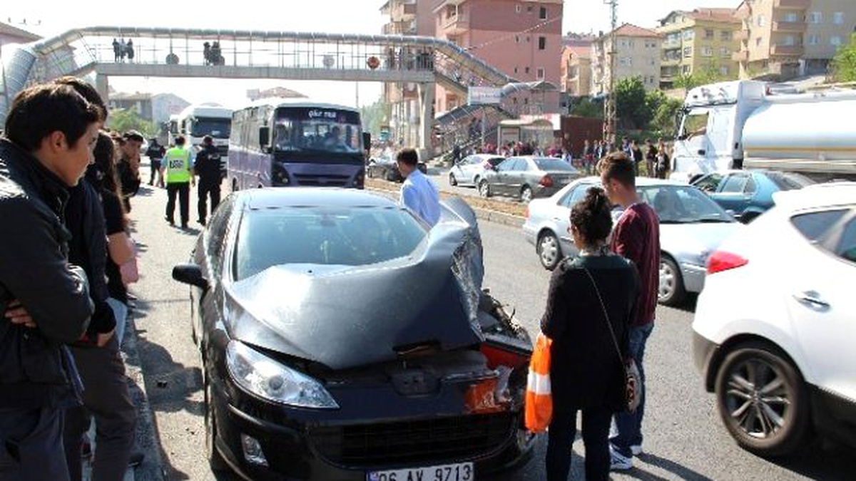 Yolun Karşısına Geçmeye Çalışan Öğrenciye Otomobil Çarptı