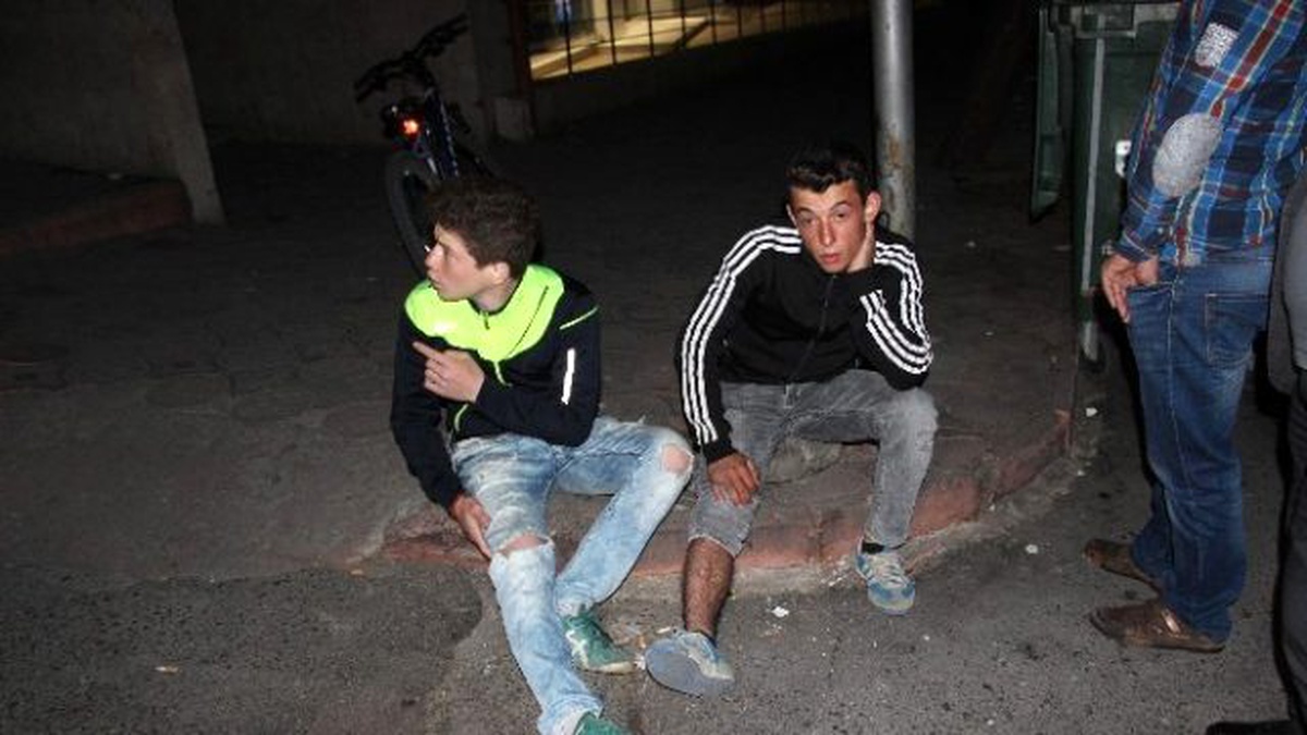 Aynı Bisiklete İki Kişi Binince Otomobilin Camına Girdiler