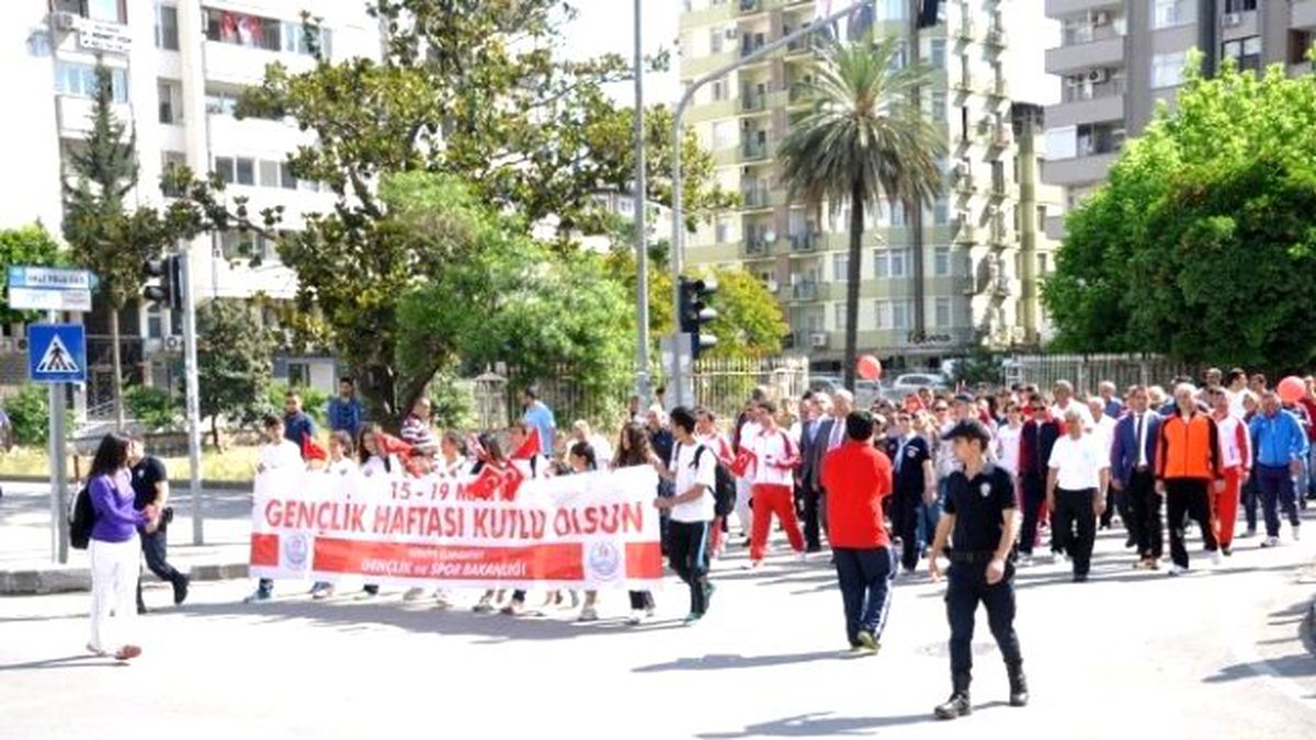 Adana\'da Gençlik Yürüyüşü